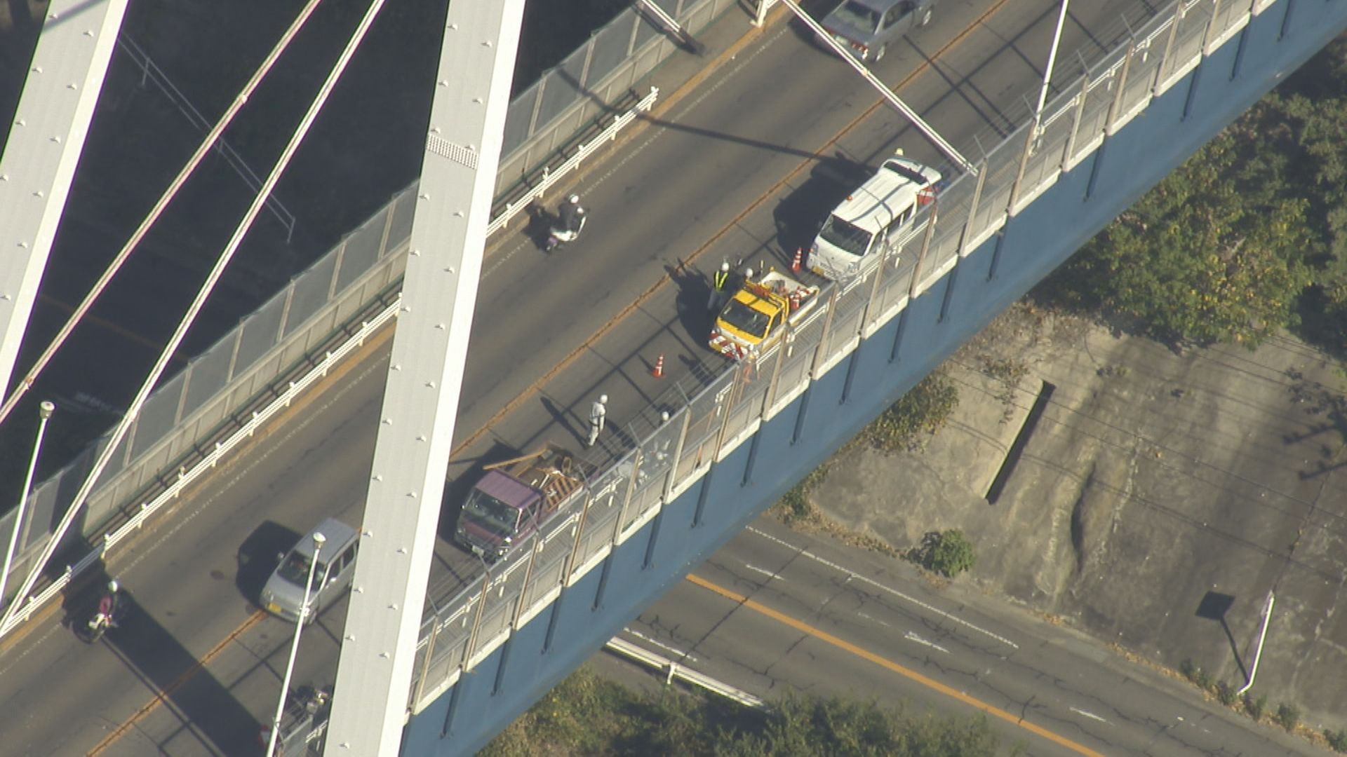 尾道大橋の上で軽乗用車とトラックが正面衝突 2人けが 一時通行止め Iraw By Rcc